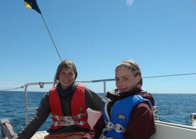 Gudmödrarna Anna och Lotta på hemseglingen